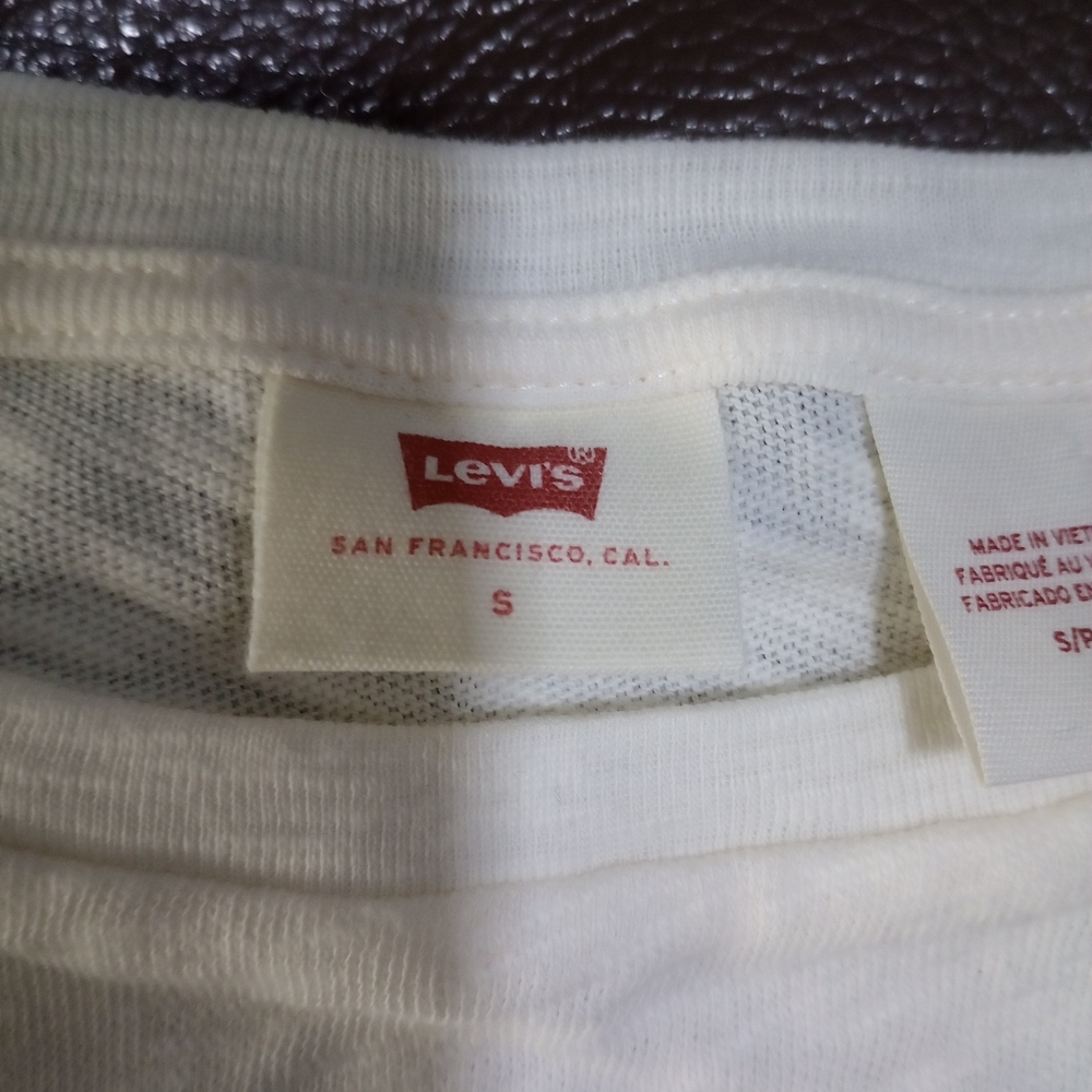 Levi's Classic White Tee - Picture 4 of 8